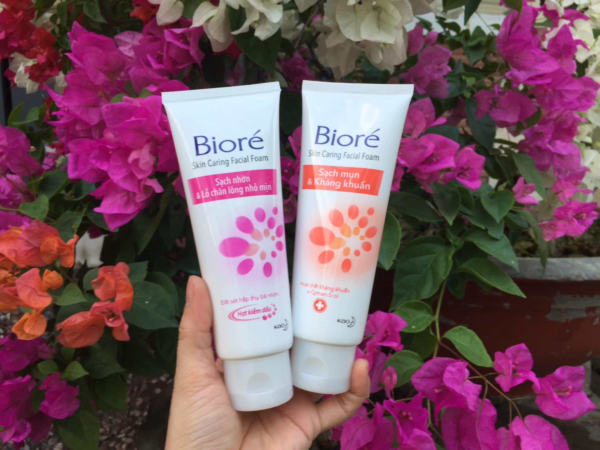 Sữa rửa mặt Biore Sạch nhờn & ngăn mụn màu hồng có hạt mát xa và màu cam không hạt 100 g