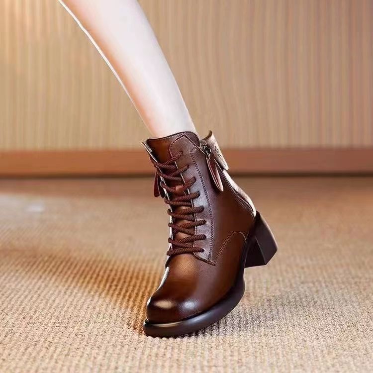 Ladies Soft Leather Martin Boots Autumn British Style Platform Boots Fashion Joker Thick Heel Retro Martin Boots.