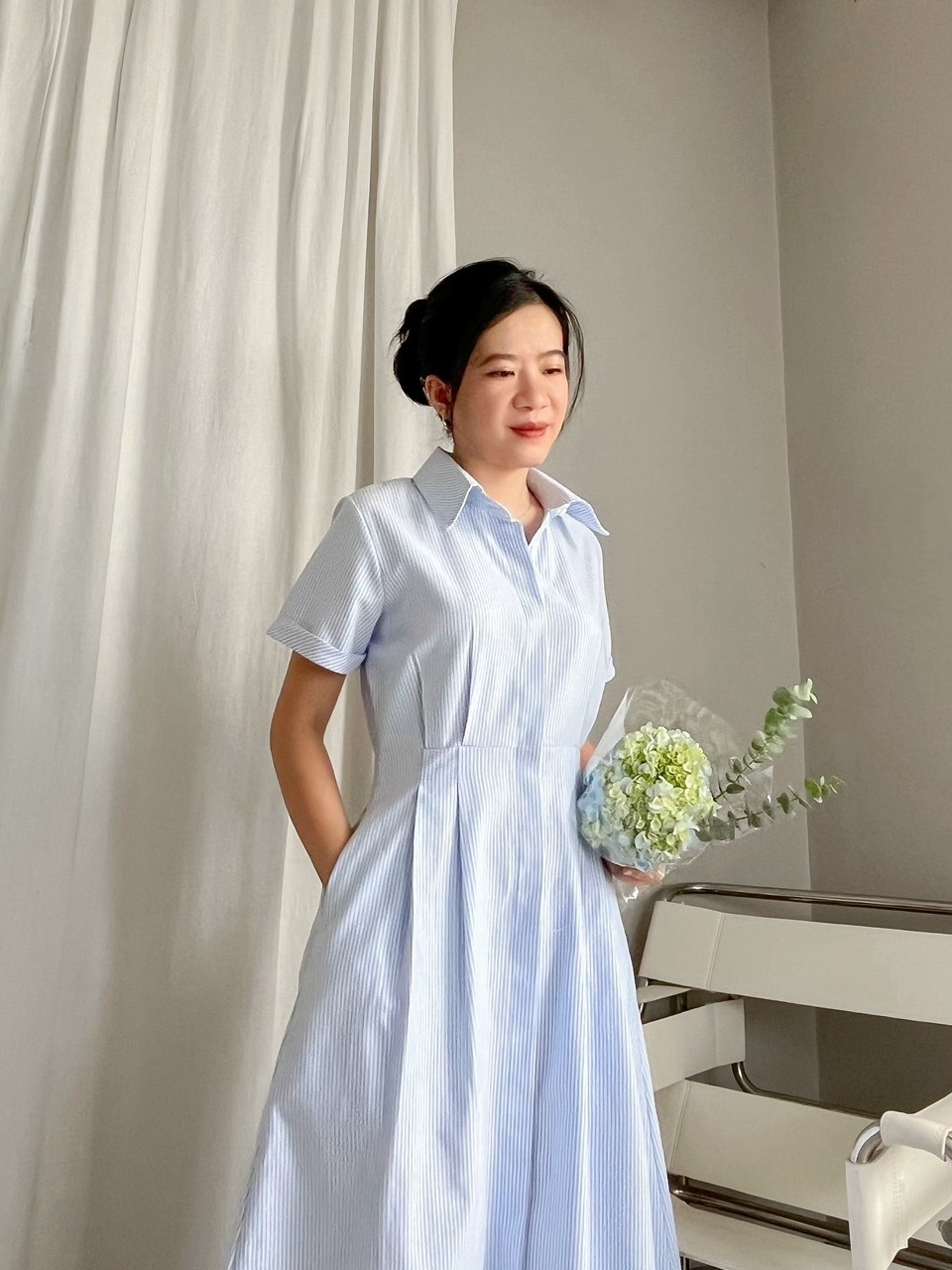 Đầm sơ mi chiết eo dáng dài xếp ly tùng sọc dọc