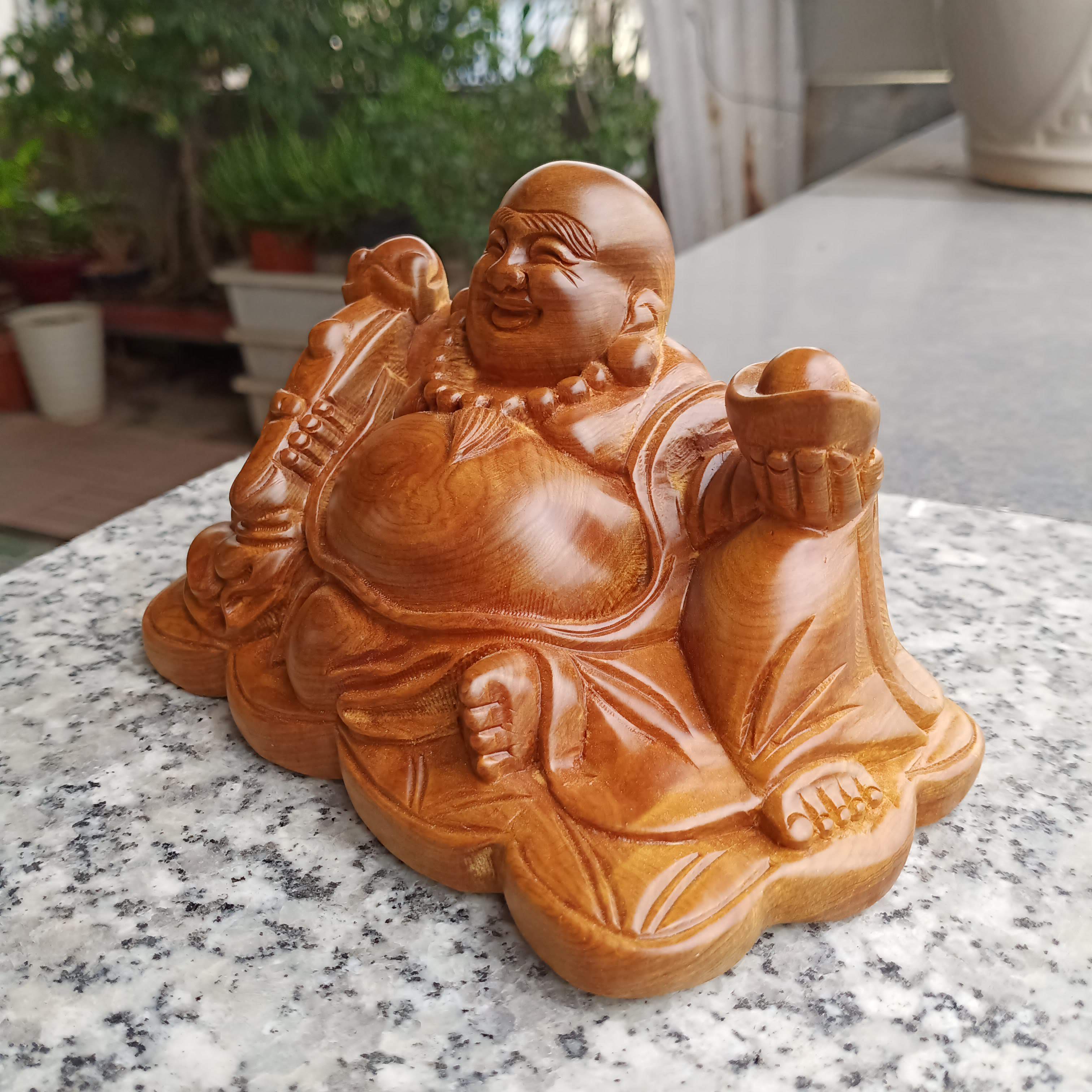 Tượng phật di lặc để bàn gỗ bách xanh