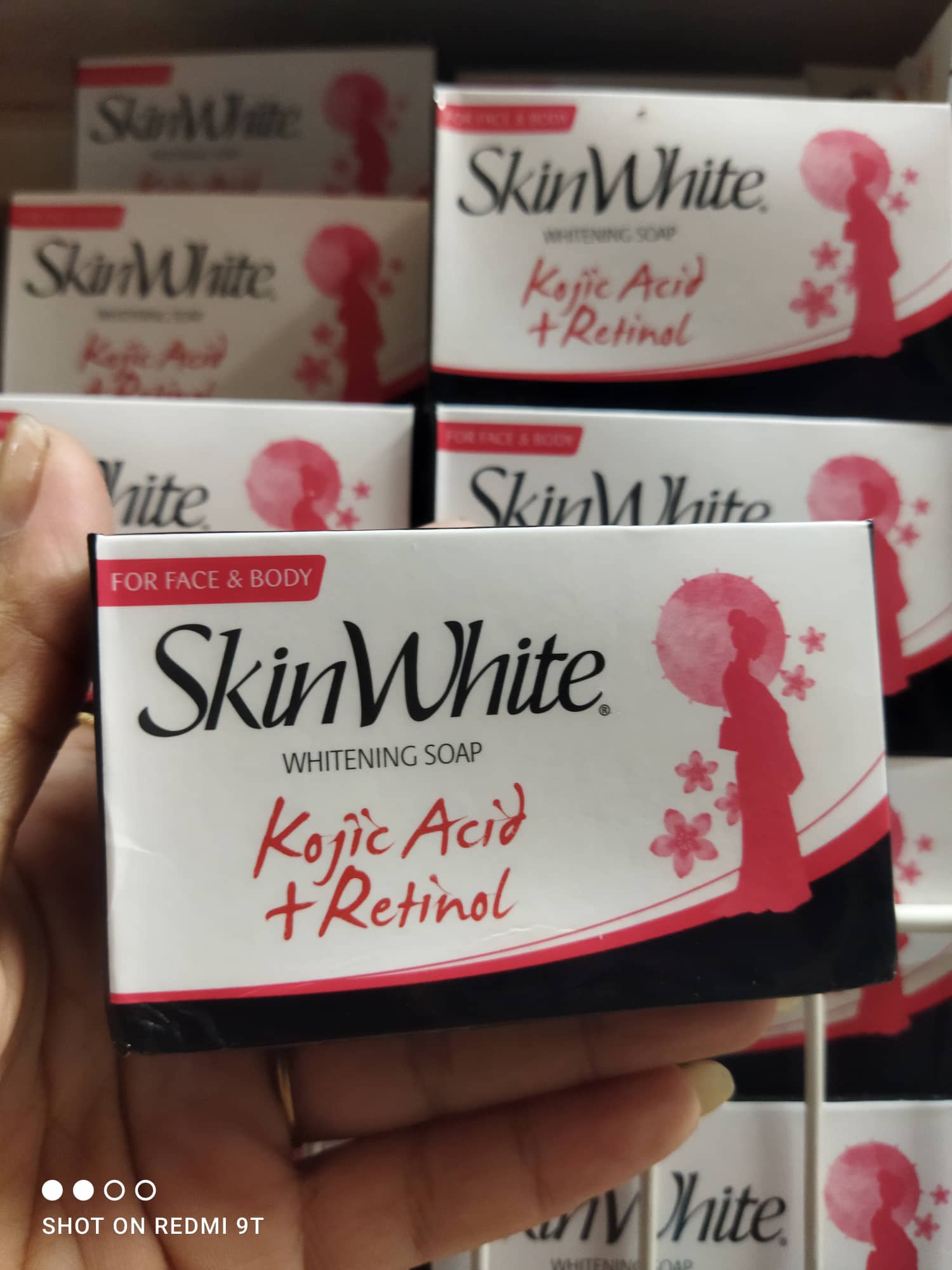 SKINWHITE KOJIC ACID +RETINOL ,whitening bar soap (90 grams)To ensure