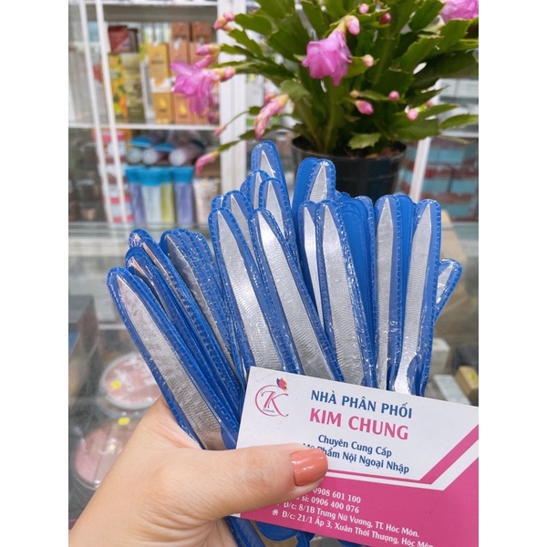 Cây dũa sắt lấy khoé móng tay, móng chân có bọc xanh