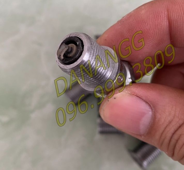 Cấy ren chân bugi xe máy bugi máy cưa