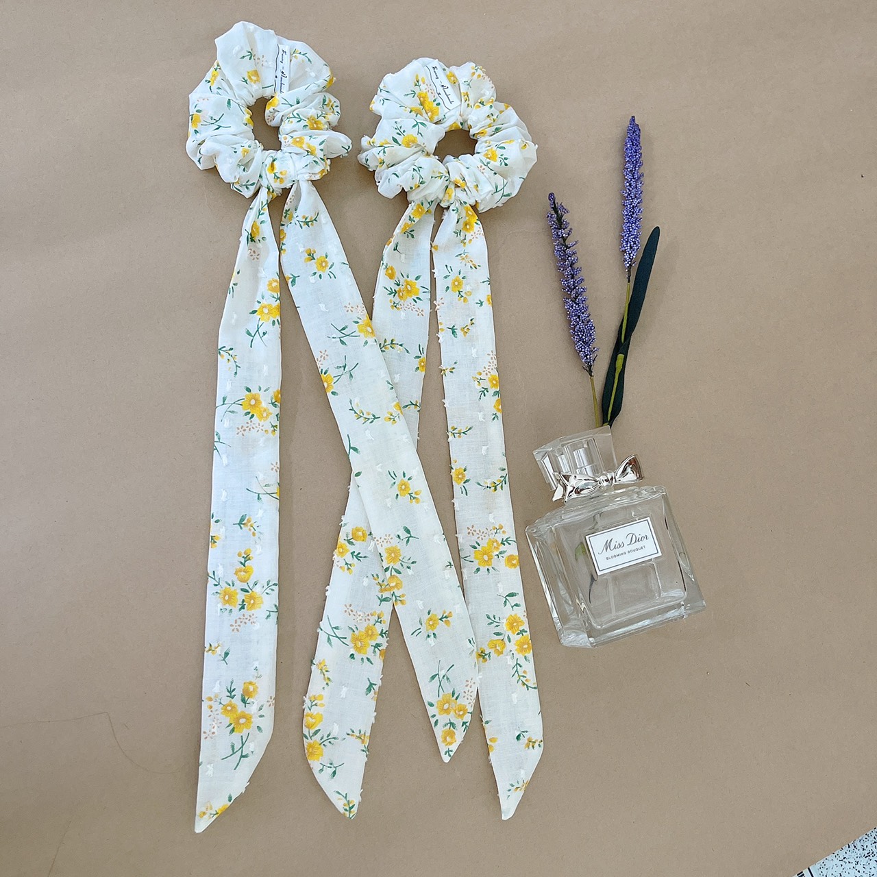 Scrunchies- đồ cột tóc nơ dài hoa vàng