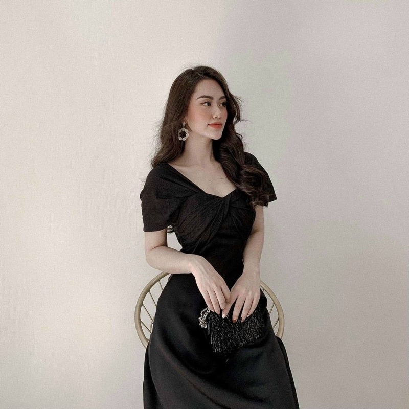 Đầm xoắn ngực tay xoè 2 màu