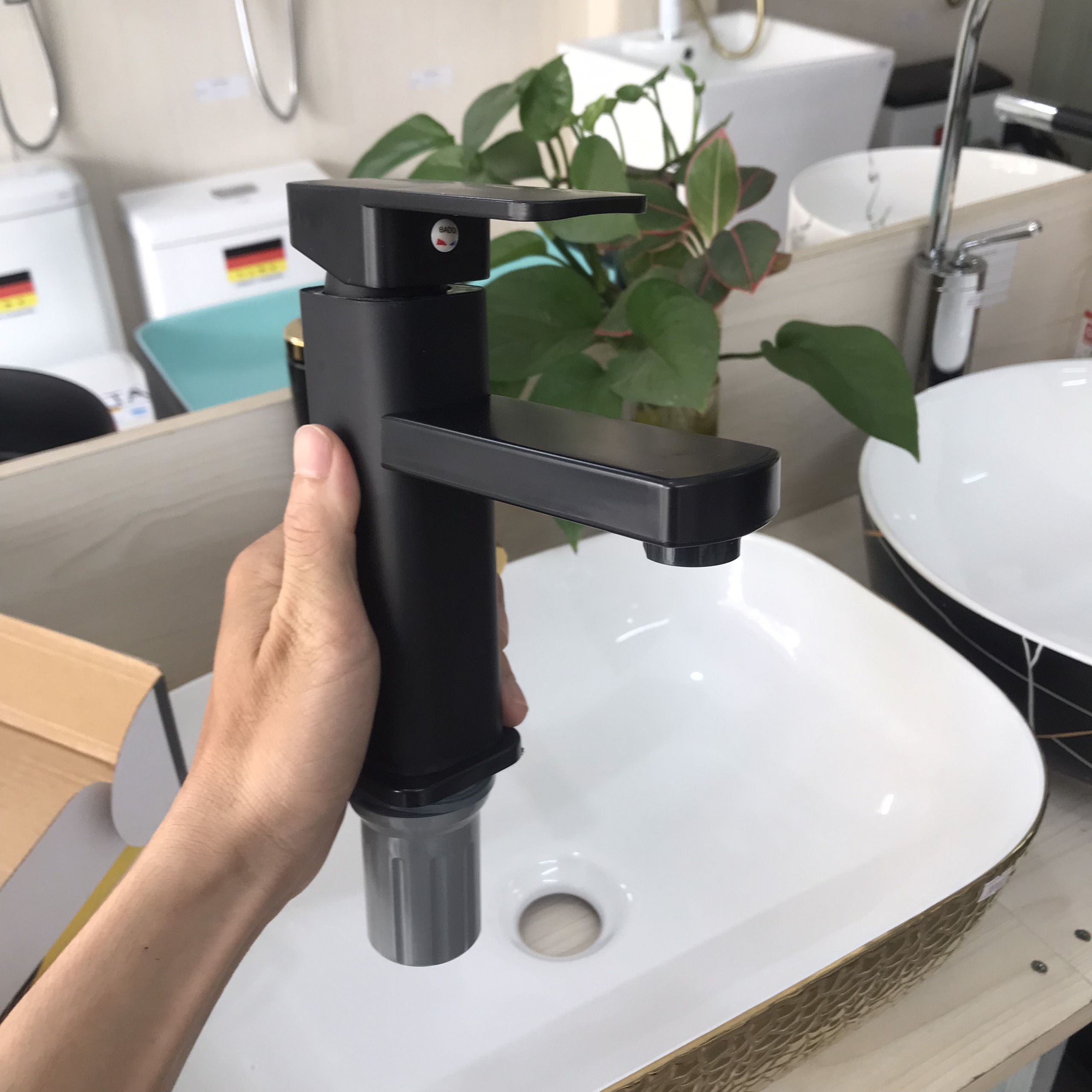 VÒI LAVABO NÓNG LẠNH VUỐNG ĐEN