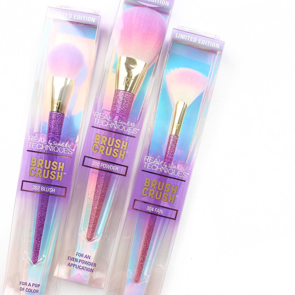 Cọ Đánh Má Hồng Real Techniques Brush Crush Volume 1 Blush 302