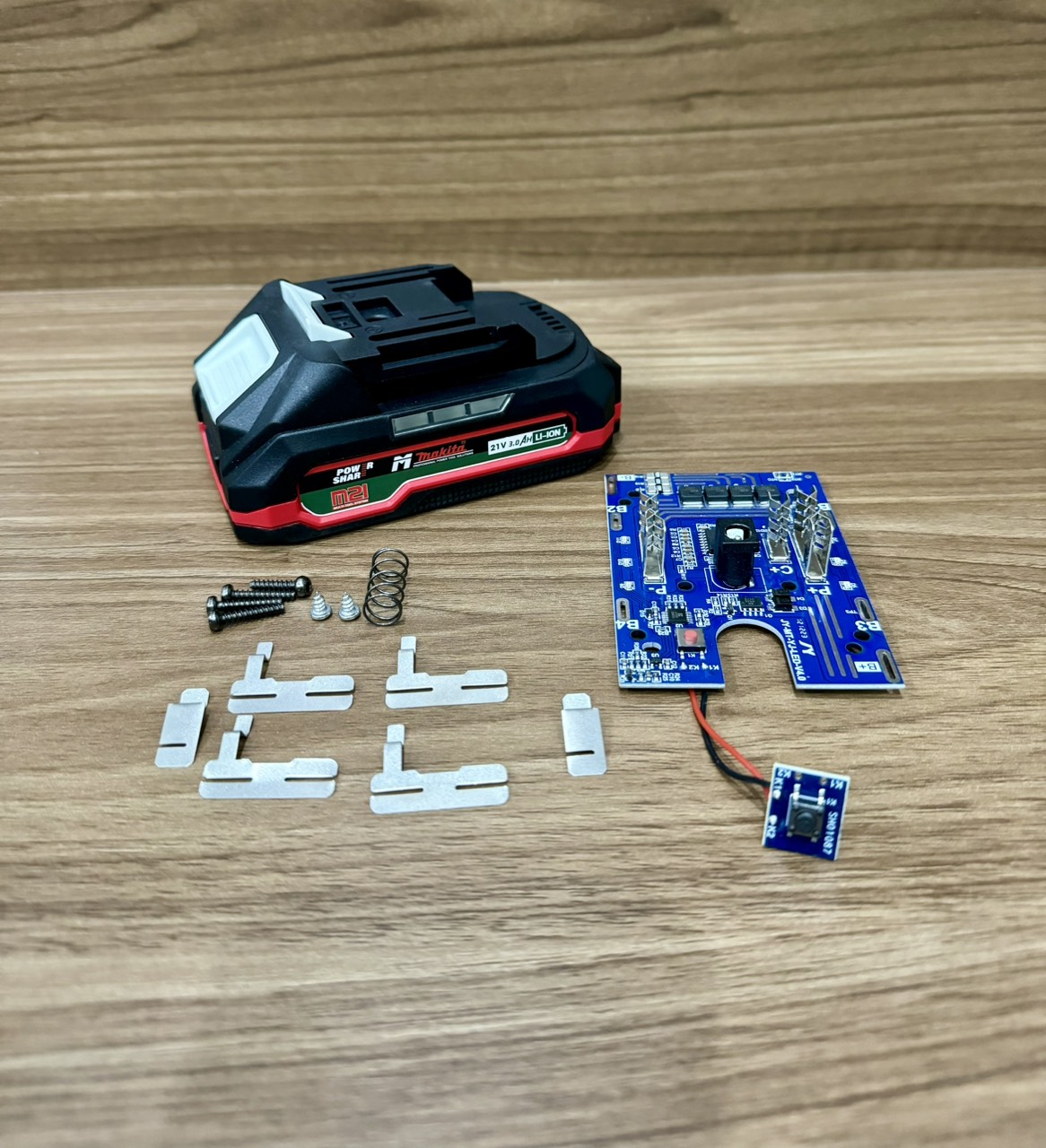 Vỏ mạch chống sốc makita chân phổ thông có báo pin 3 led 2 bên 18v 5s 1p, 2p, 3p .