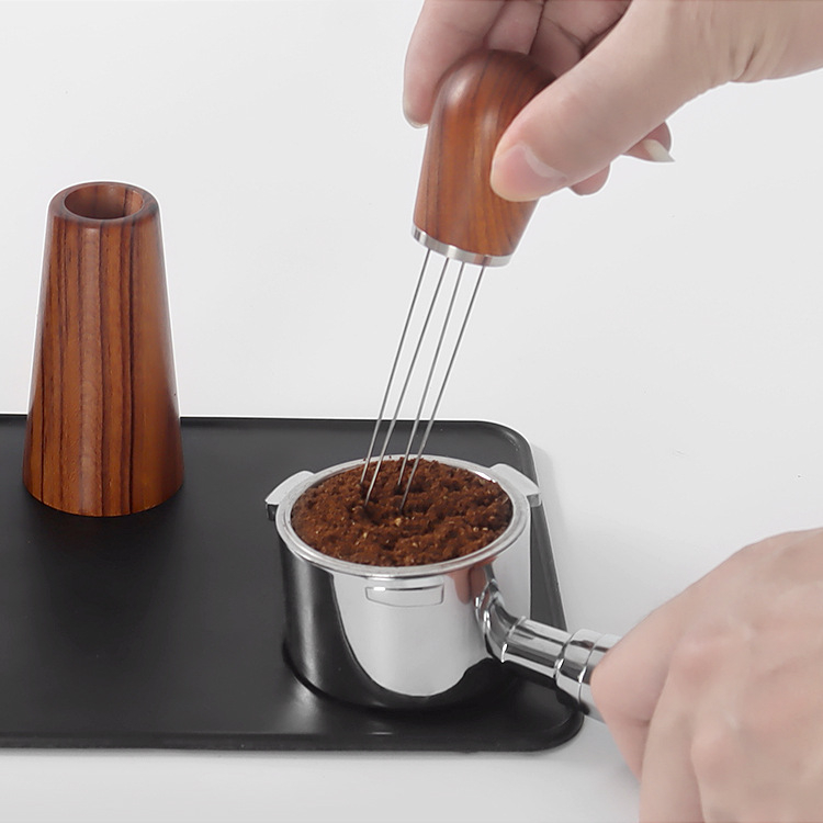 Dụng cụ đánh tơi bột cà phê 4 kim  ( thân và giá gỗ)  Dụng cụ Barista