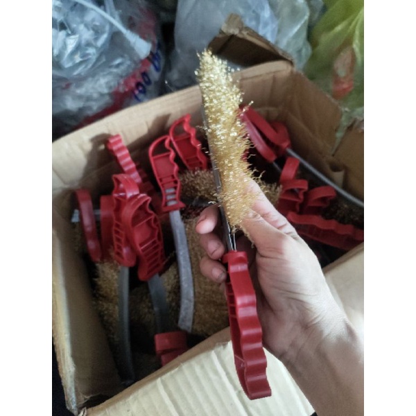 Bàn chải sắt cán nhựa