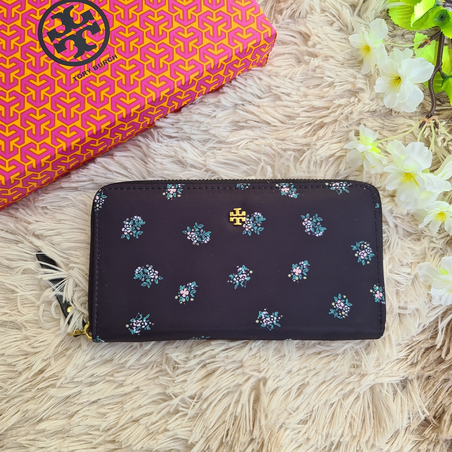 .Y . Robinson Zip Continental Wallet in Black Nylon with  Floral Daisy Printed Design - Women's Classic Long Wallet | Lazada PH
