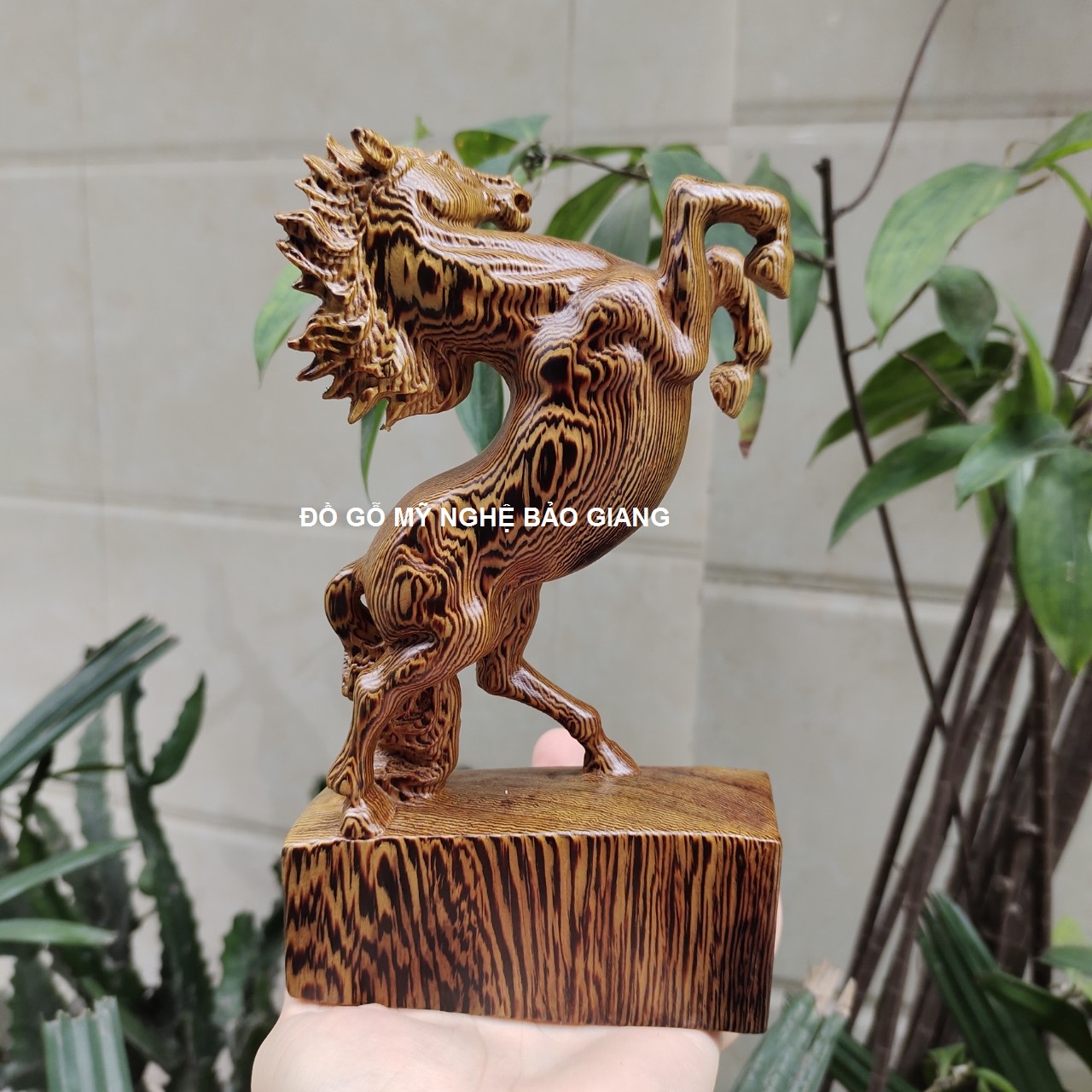 Tượng con ngựa gỗ mun đuôi công cao 20 cm