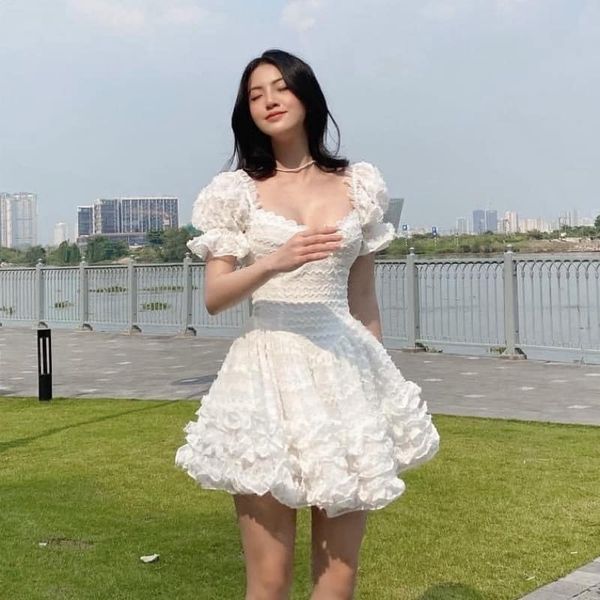 [HÀNG ĐẸP] Đầm Trắng Hoa Nổi Cổ U Viền Bèo