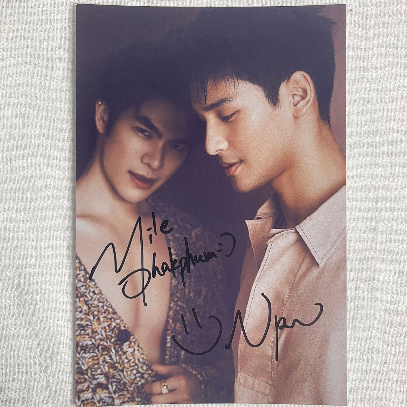 %E3%80%90The%20Quiet%20Page%E3%80%91Thai%20Bl%20Drama%20Kinnporsche%20The%20Series%20Kinn%20Apo%20Mile%20Signature%20Photo%20Hand%20Signed%20Photo%20For%20Fans%20Collection%20-%20Image%204