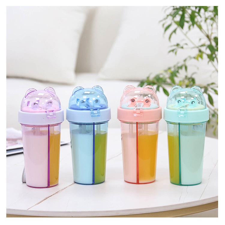 Bình nước 2 ngăn hình Gấu kèm ống hút