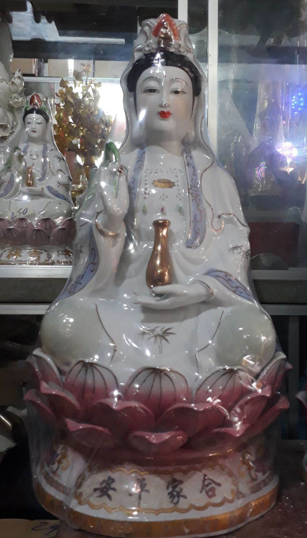 Tượng Quan âm sứ  lan tím