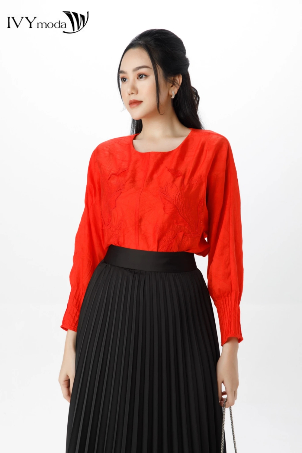 Áo sơ mi lụa thêu nổi IVY moda MS 17M7071