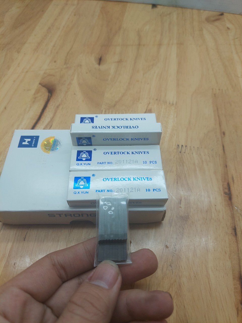 lưỡi dao trên vắt sổ siruba