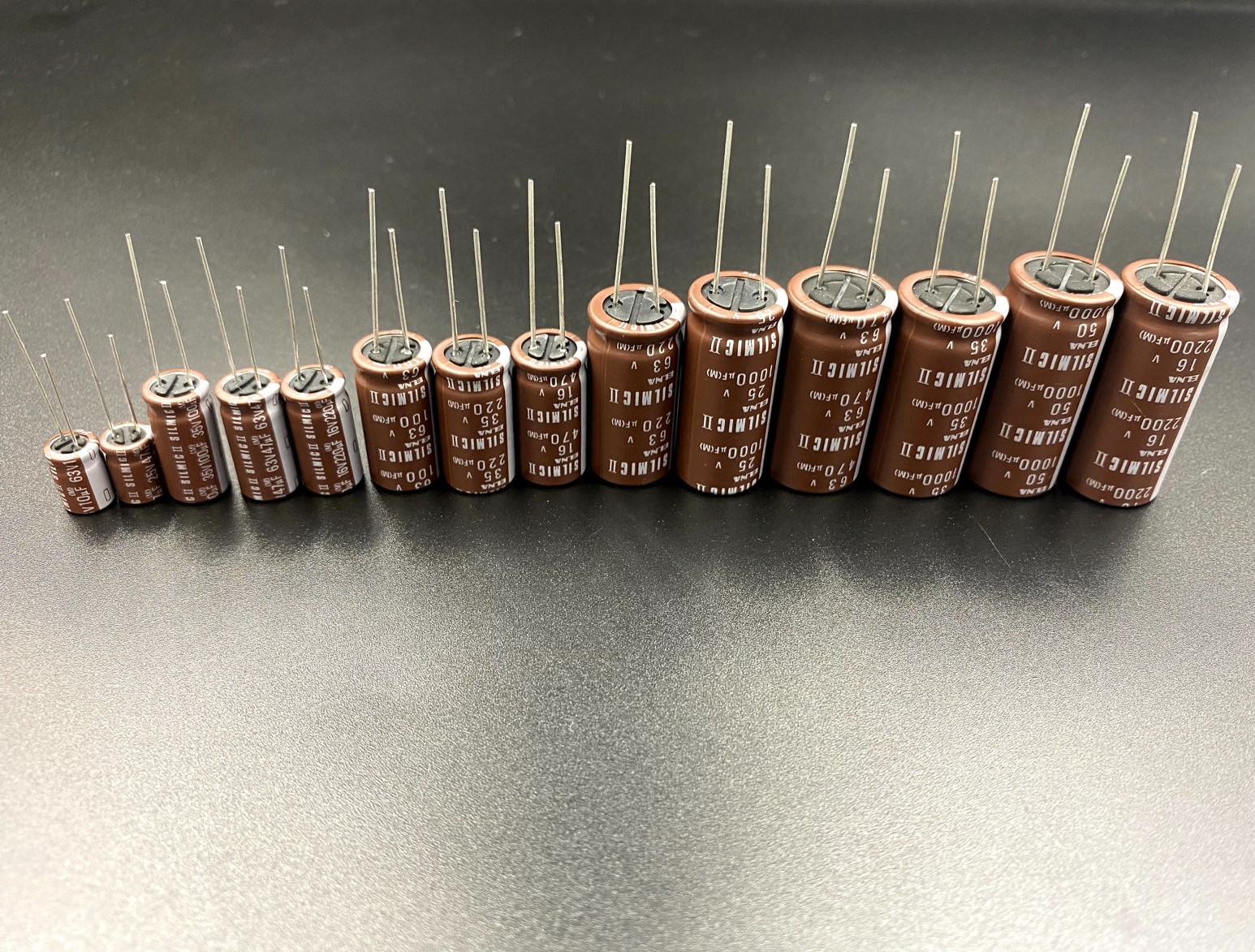 ELNA RF SILMIC II Condensatore AUDIO 100uF 25V 10x16 20% 85°C RM5 [4 Pz] #BP - Foto 9