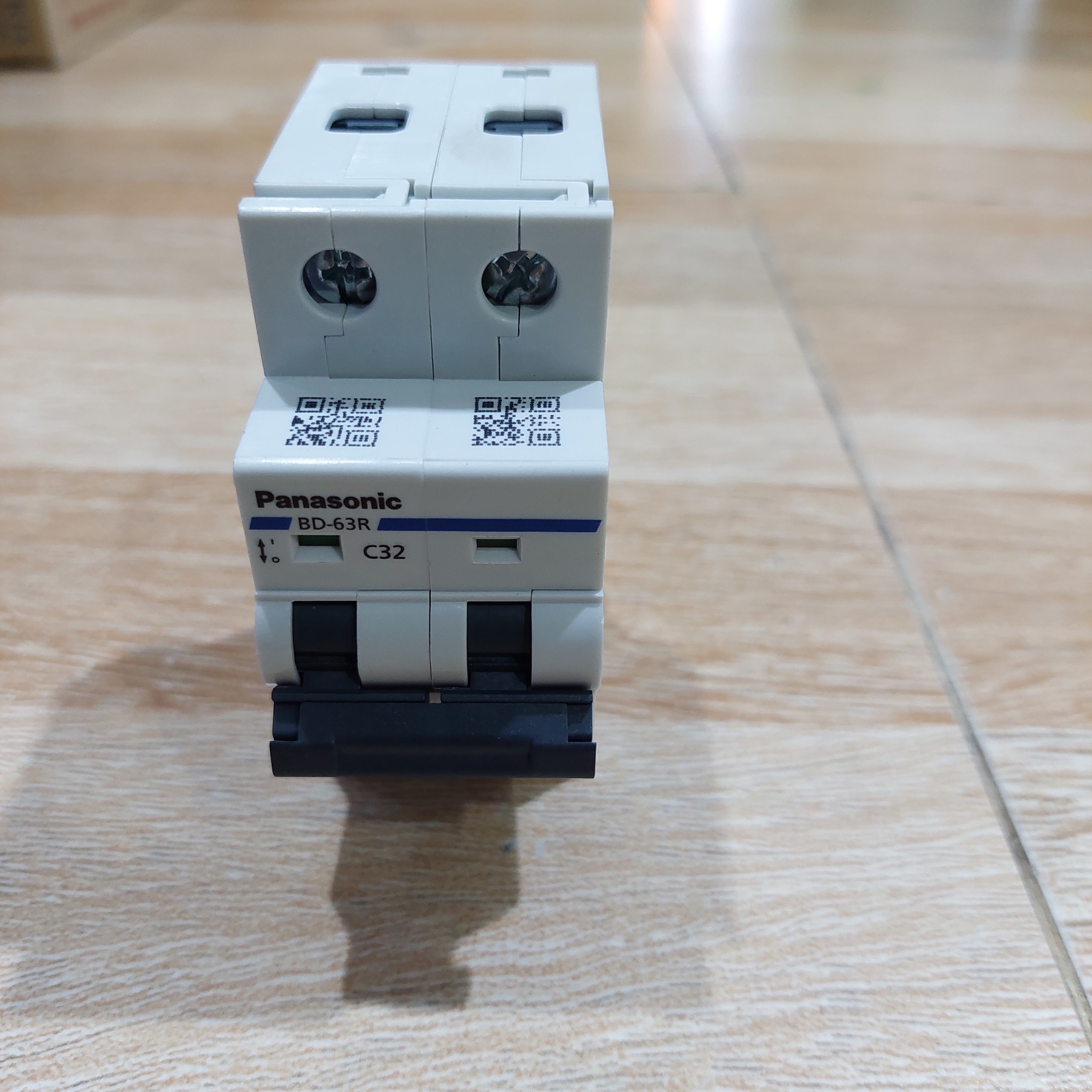 1 cái cb 2 pha panasonic 32a cb/ cầu dao tự ngắt / aptomart