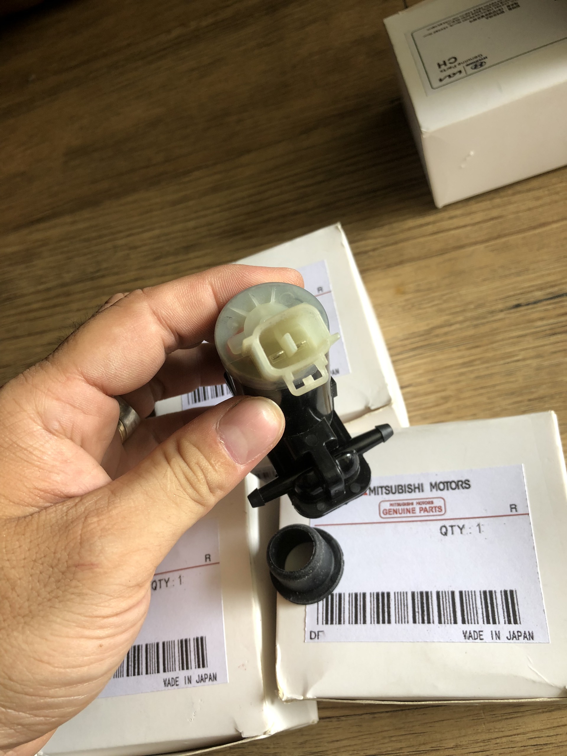 MÔ TƠ BƠM XỊT NƯỚC RỬA KÍNH MITSUBISHI XPANDER