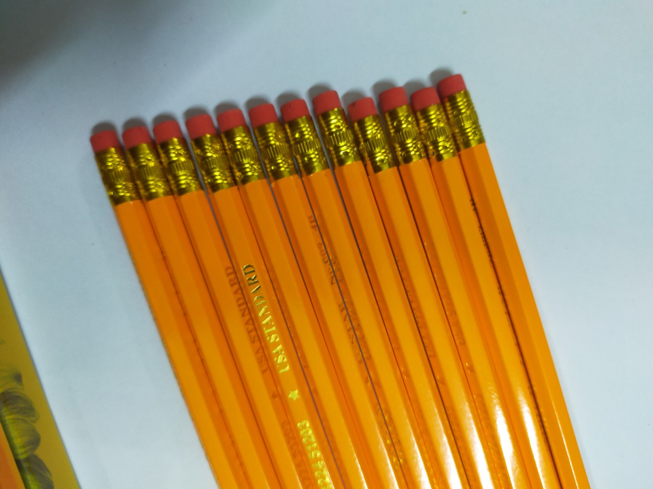 Hộp 12 cây bút chì vàng Gstar 009- 5B có đầu gôm tẩy xoá, chuốt không gãy, đậm nét dùng cho học sinh, sinh viên, văn phòng, trường học...