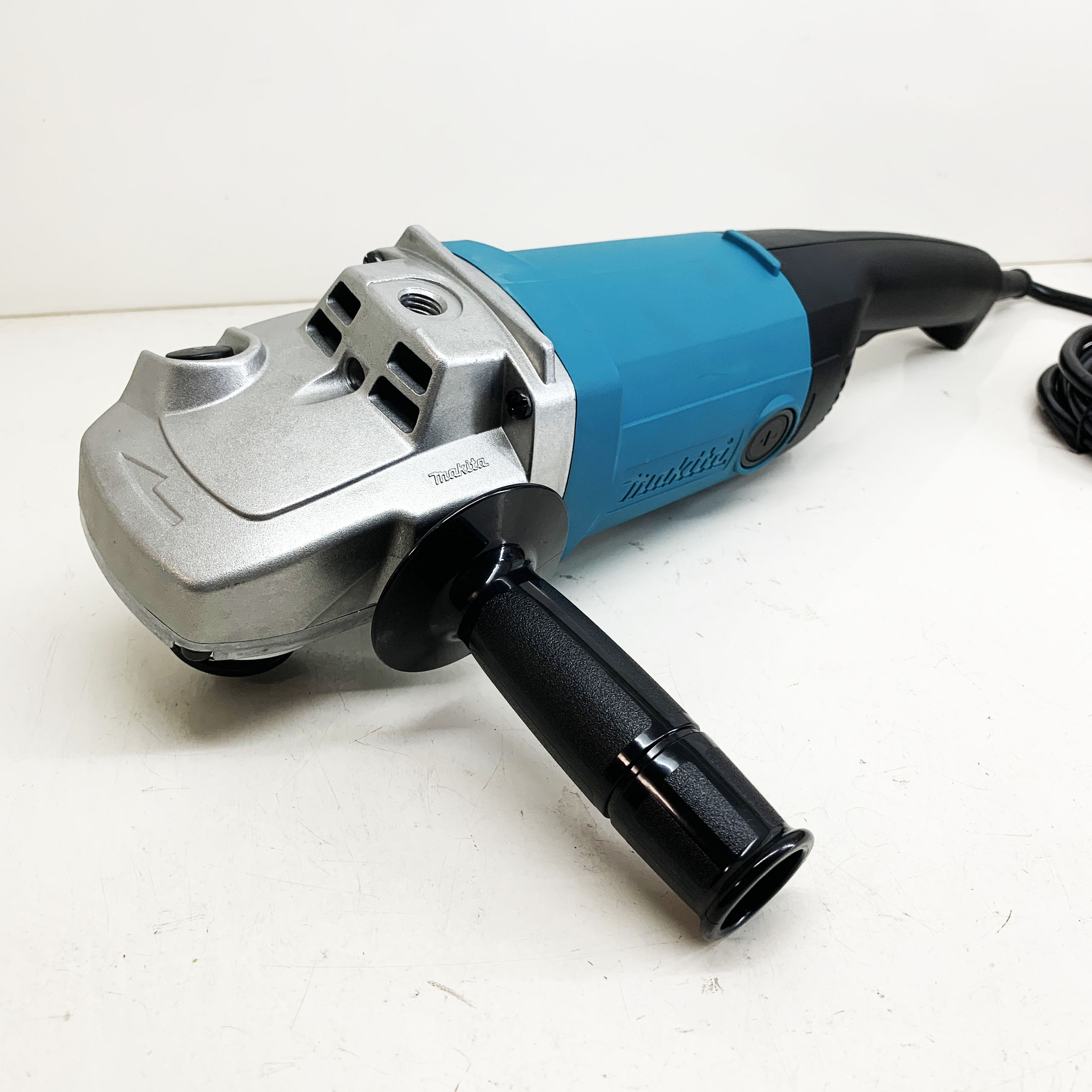 Máy mài góc 180 mm Makita 9067 dùng điện chính hãng