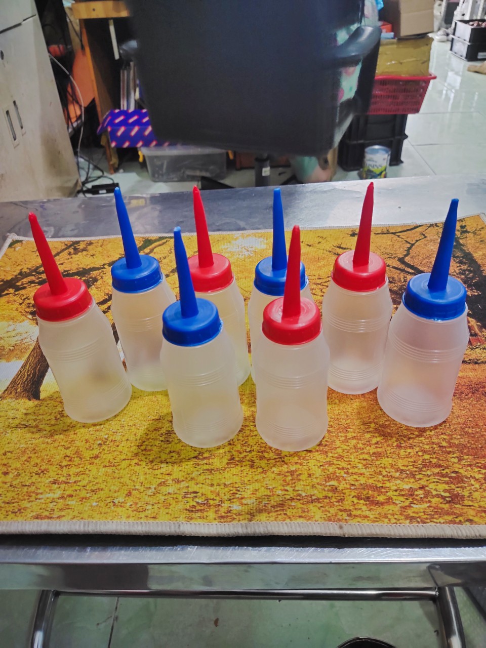 bình nhựa nhỏ dầu