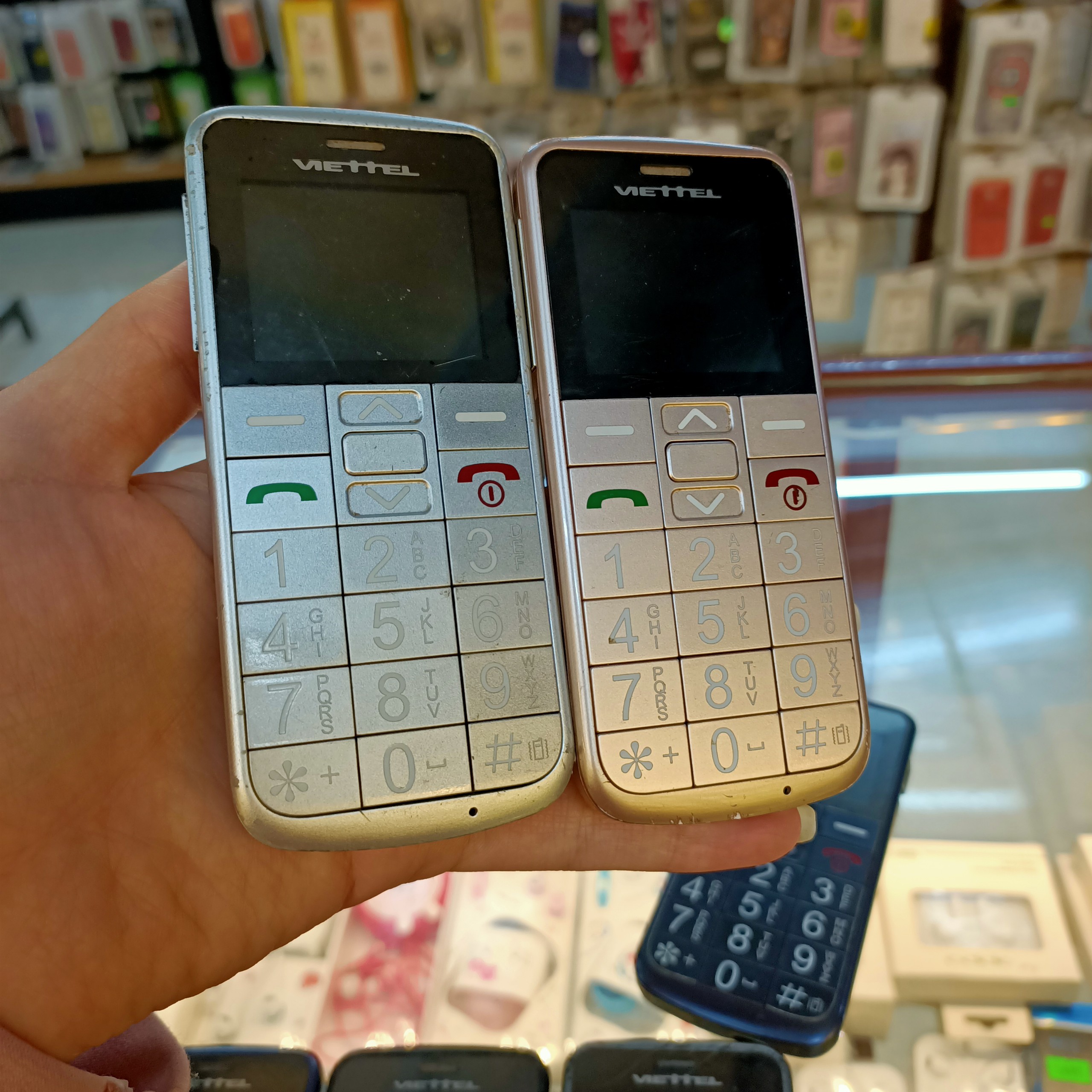 Điện thoại viettel v6216 / xphone x6126 2 sim loa to , sóng khỏe , đài fm , đọc số , sos