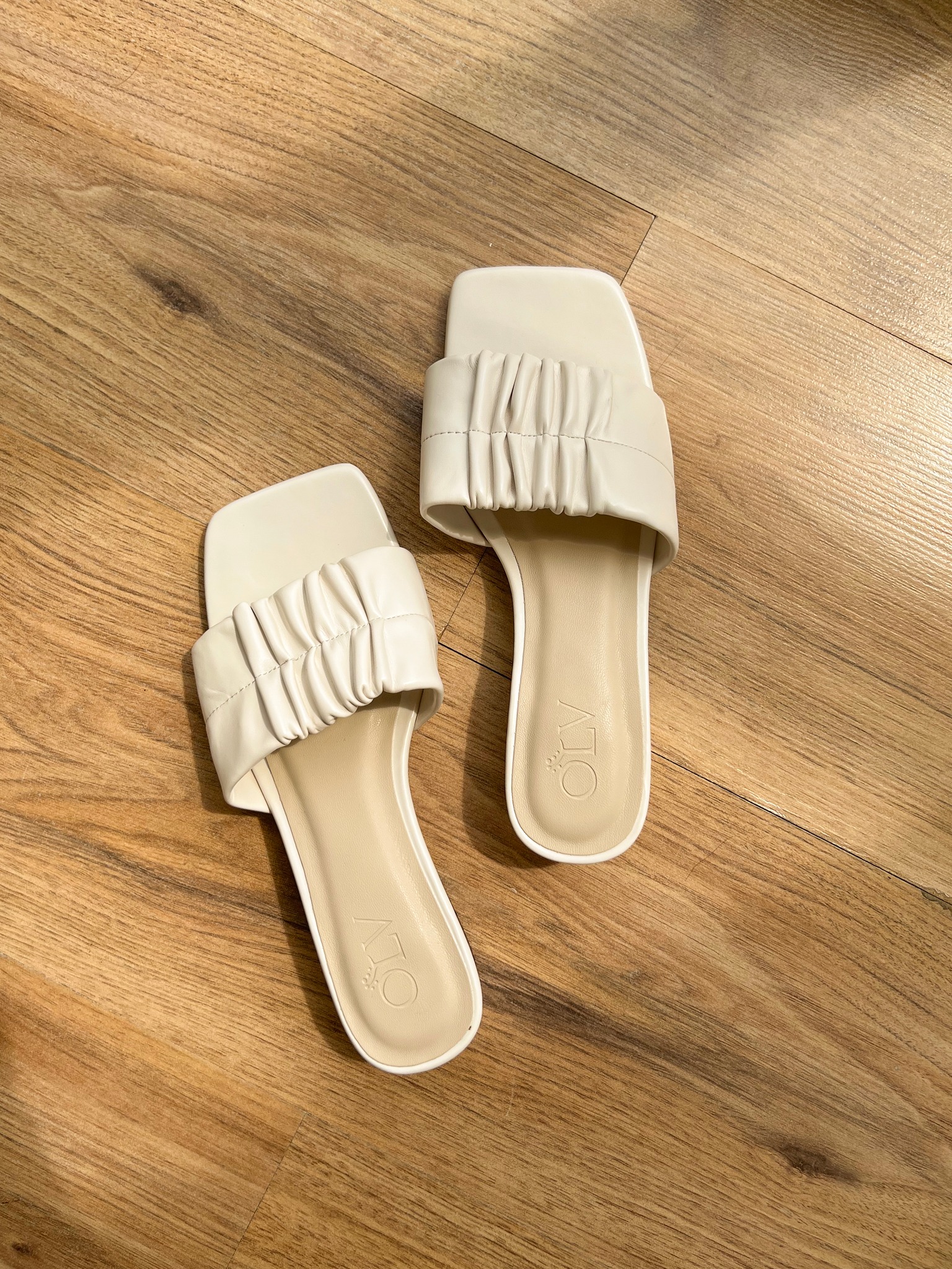OLV - Dép Ruched Mules in White