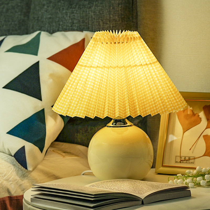 Đèn ngủ để bàn siêu đẹp trang trí phòng ngủ cắm điện đế sứ chao vải nhiều màu sắc DN009