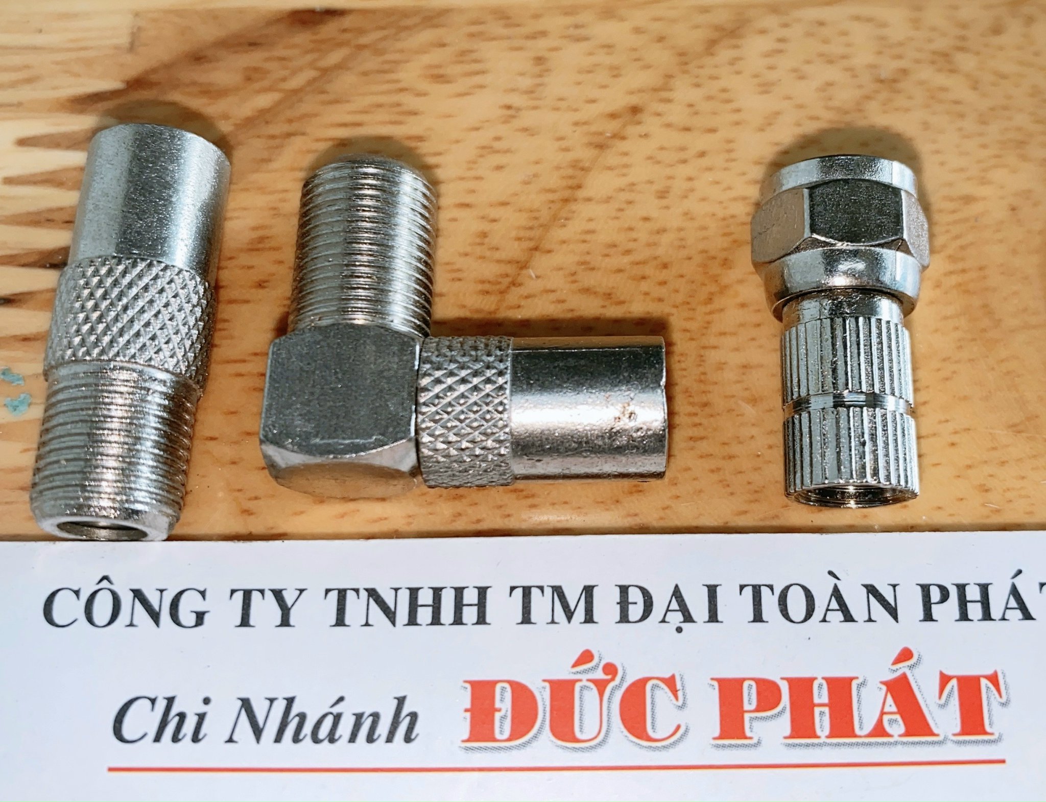 rắc cắm tivi vuông góc