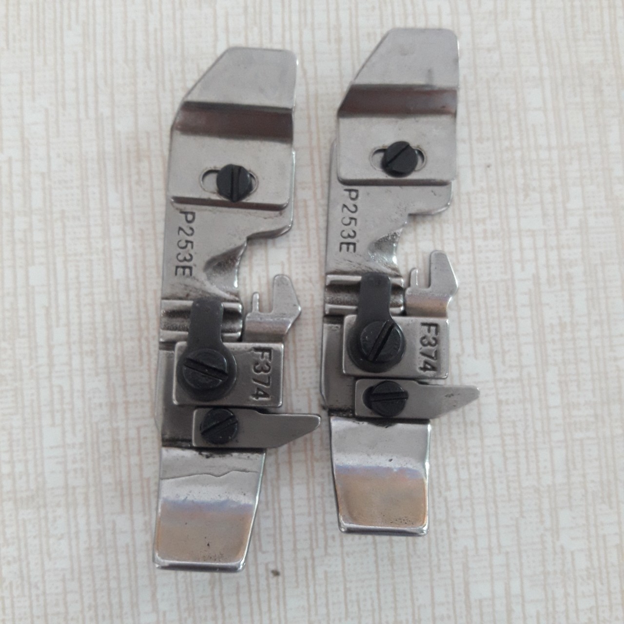 Đế chân vịt sắt máy vắt sổ 4 chỉ công nghiệp