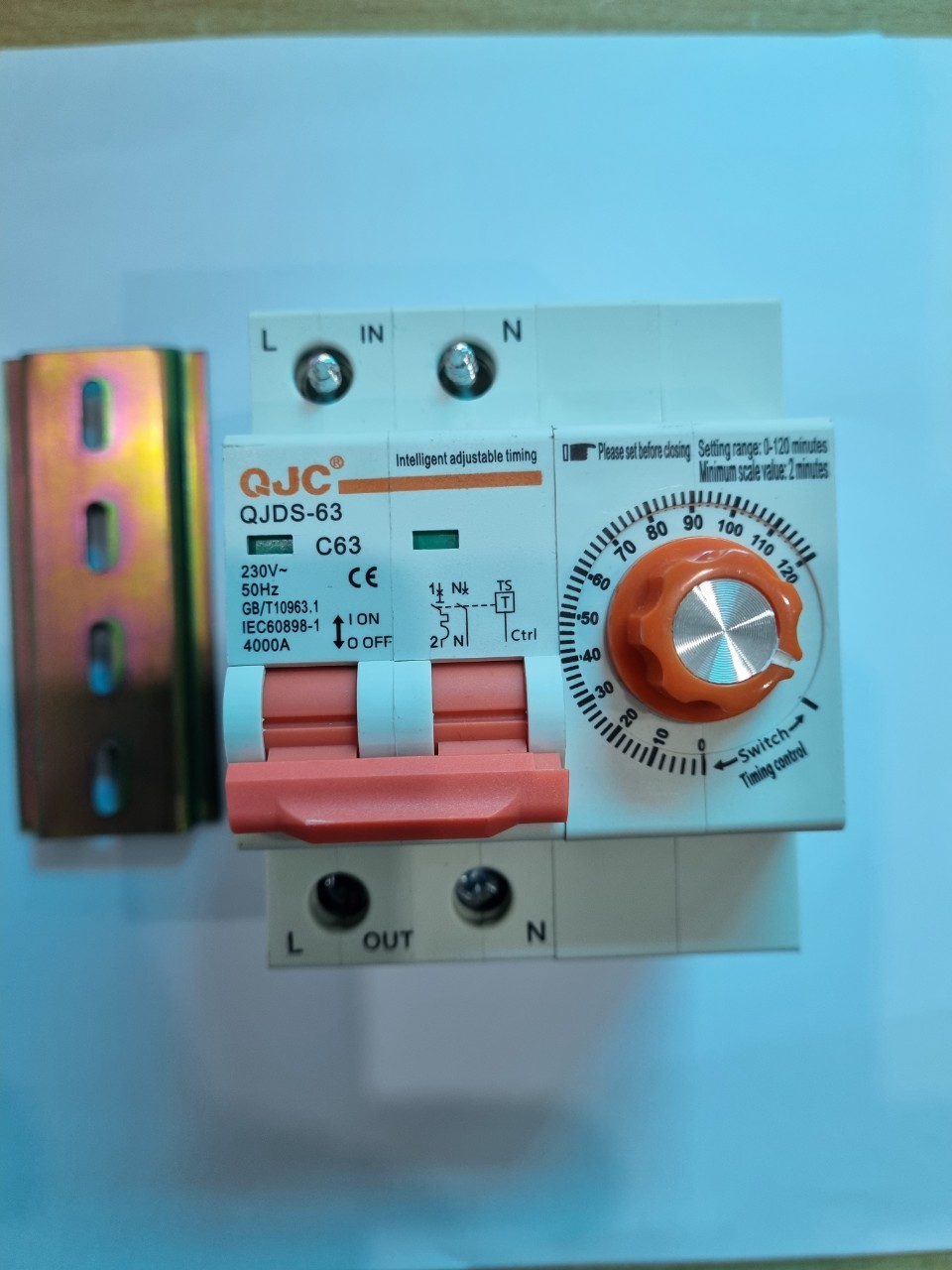 Áp tô mát hẹn giờ  tắt 2P 63A