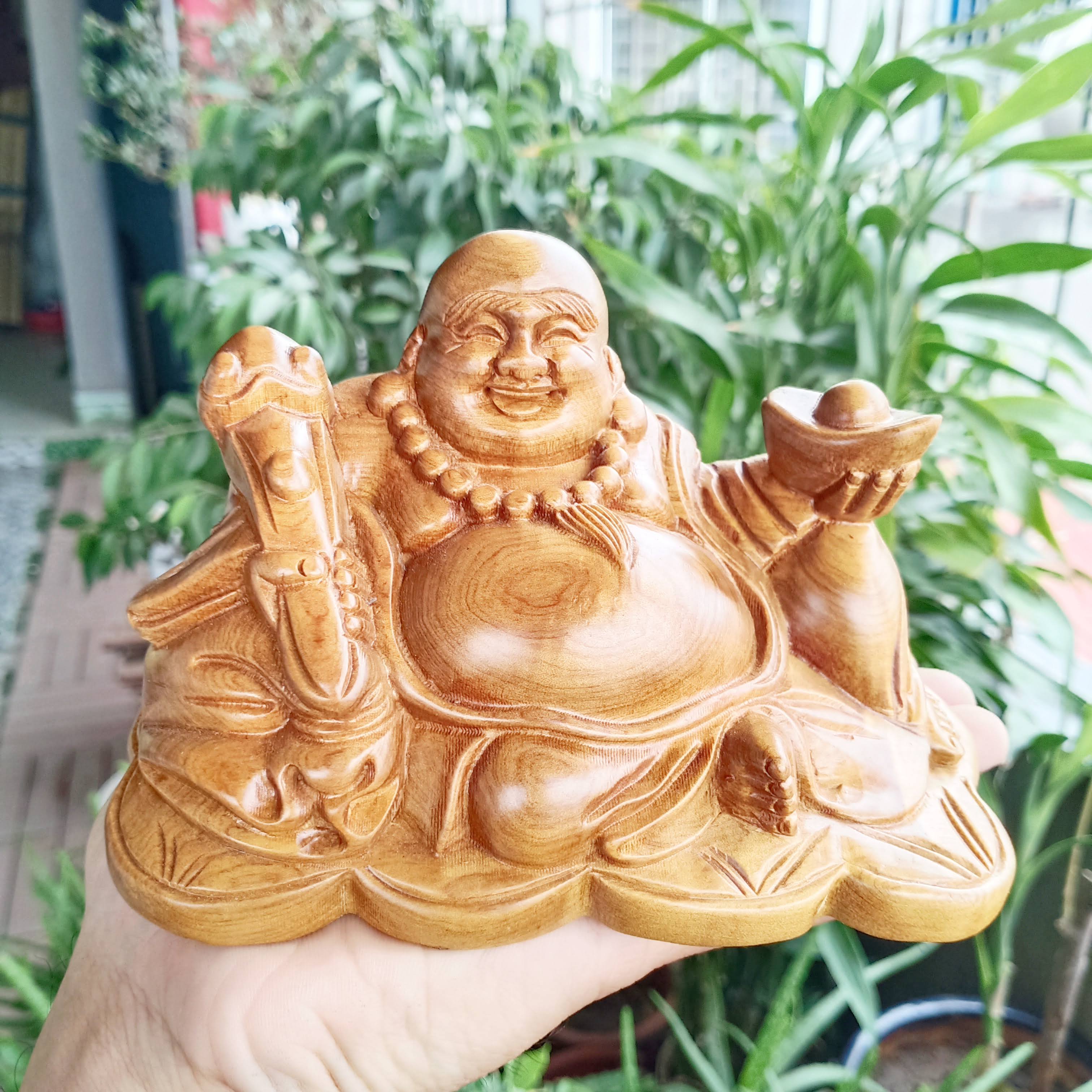 Tượng phật di lặc để bàn gỗ bách xanh