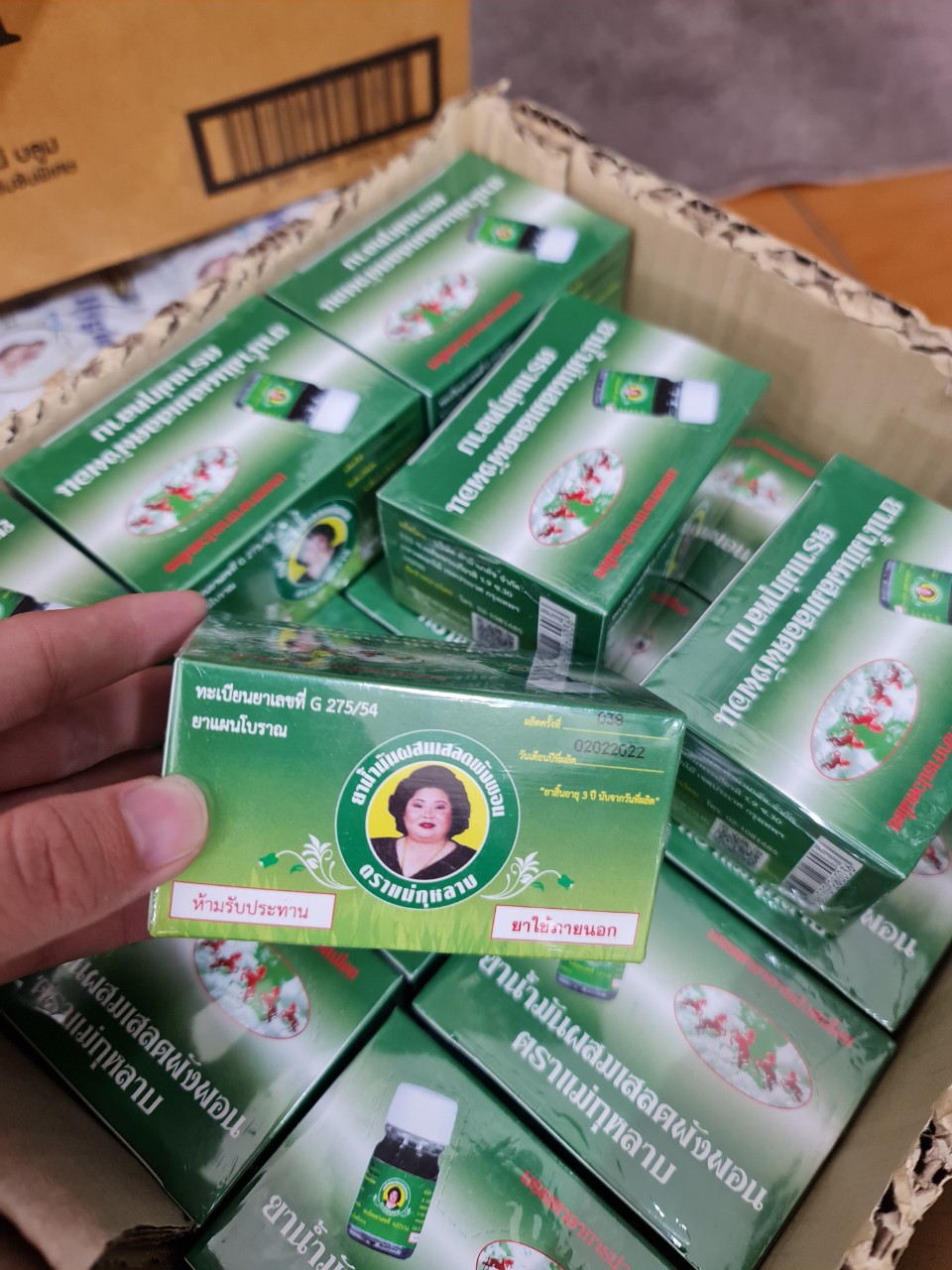 Dầu gió Hoa hồng - DẦU BÀ MẬP THÁI LAN (màu ngẫu nhiên)