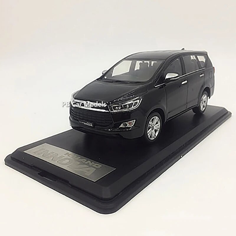 1:32 Suitable For INNOVA Alloy MPV Business Nanny Alloy Simulation - Main Image
