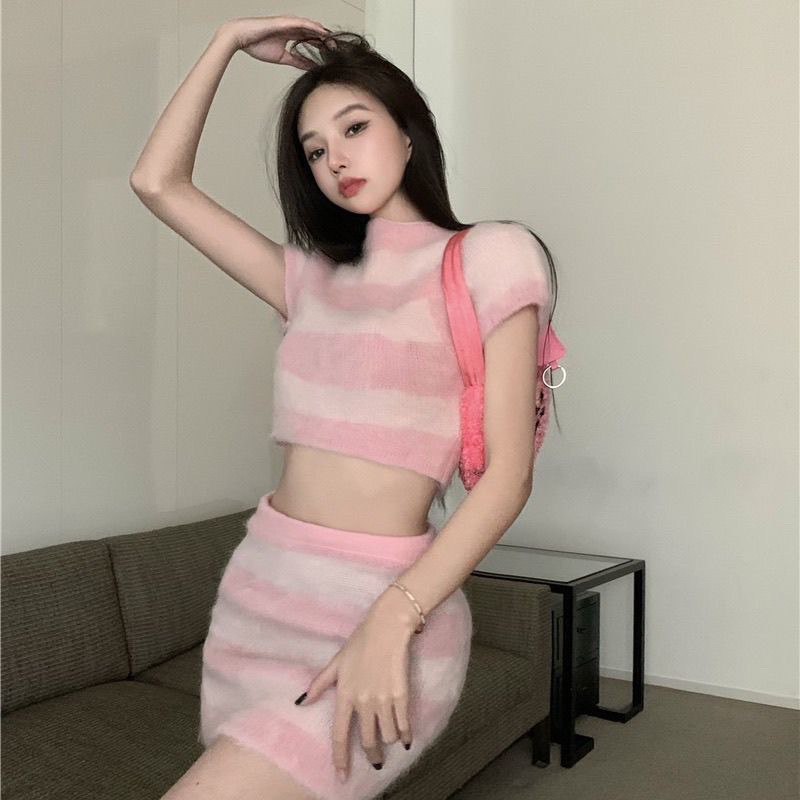 Set áo croptop kèm chân váy kẻ ngang màu nâu thời trang nữ Famos