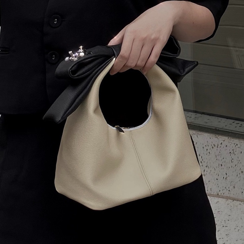 Túi chow bag hérisson màu kem + nơ đen bản xách tay