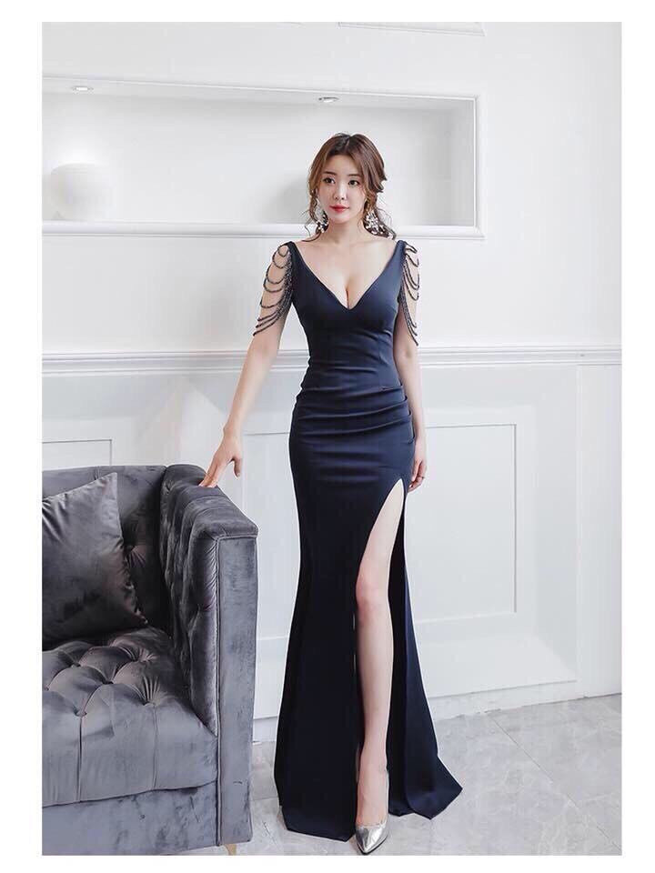 Đầm dạ hội dài cổ tim thiết kế ngọc tua rua sang trọng