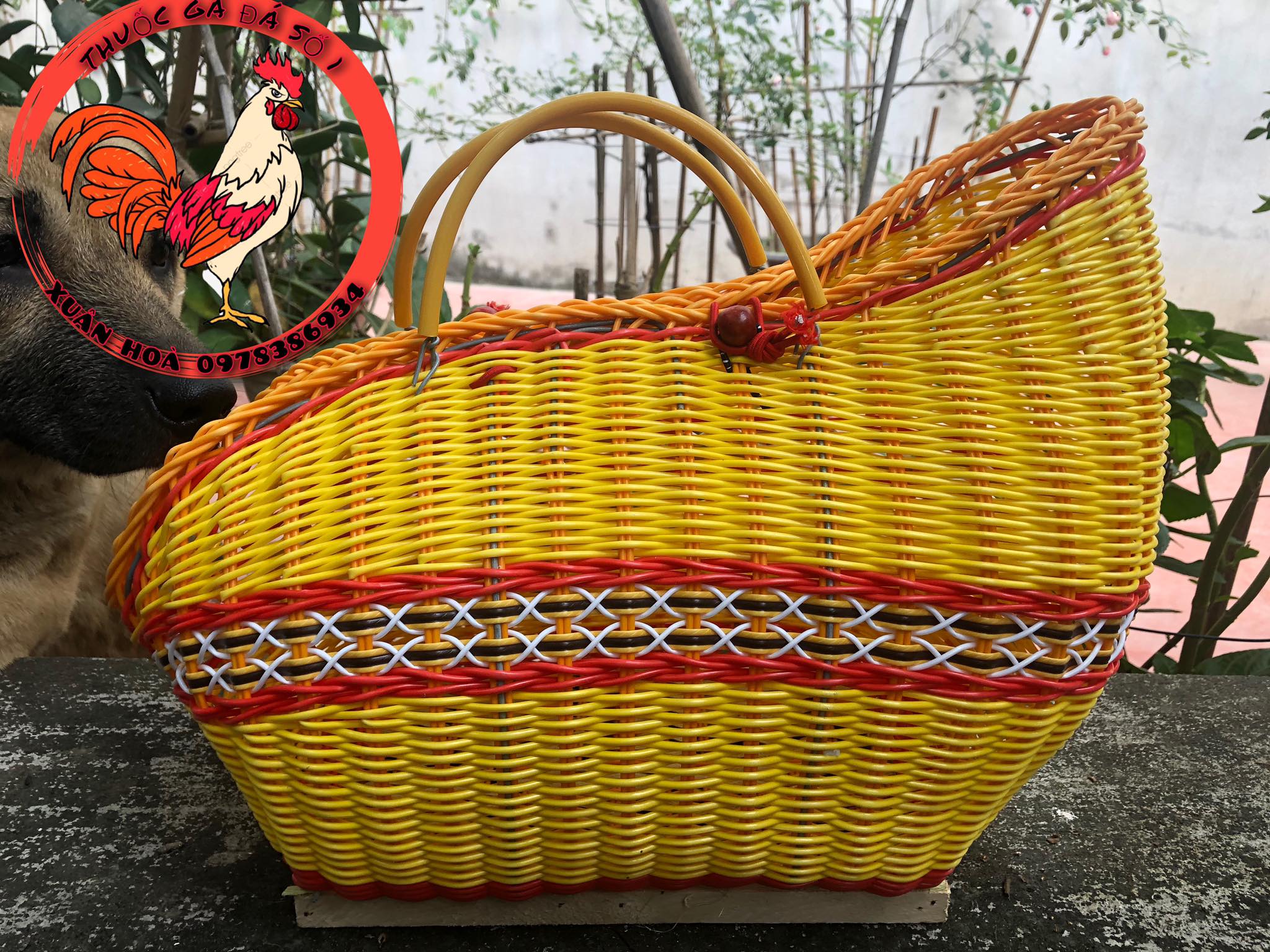 Giỏ sách gà đi, mang thóc lúa về