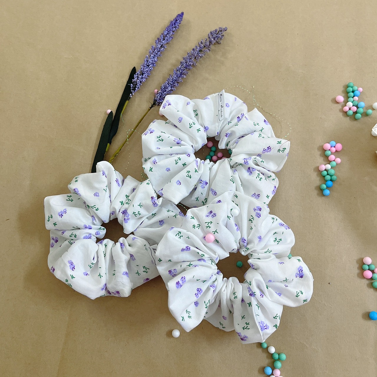 Scrunchies- đồ cột tóc hoa nhí tím