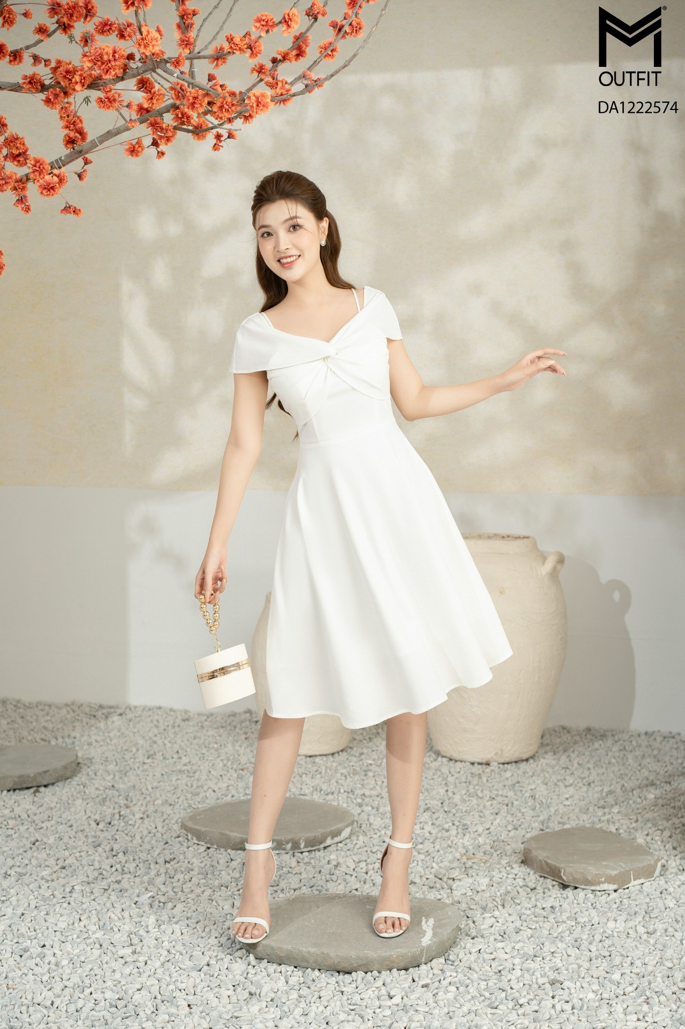 Đầm dáng xòe, xoắn ngực