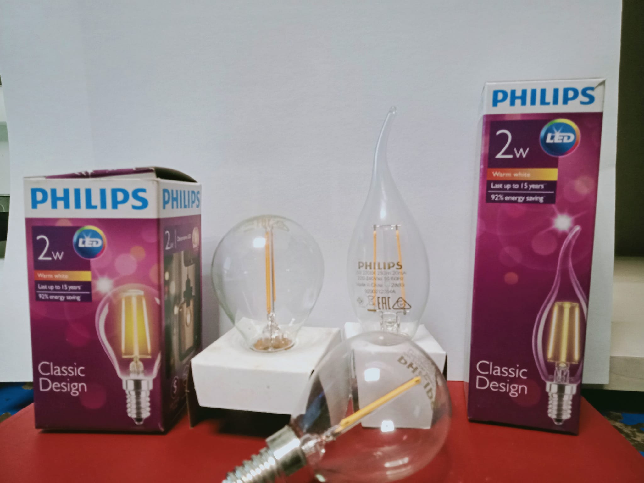 Bóng đèn Philips LED Classic 2W 2700K E14 BA35 tròn, nến