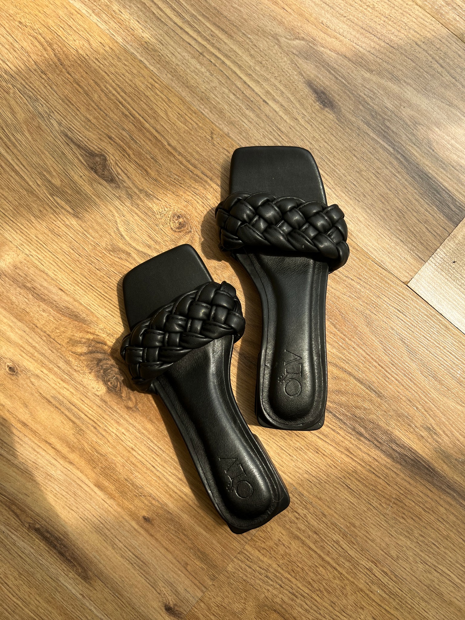 OLV - Dép Black Braided Slide Sandals