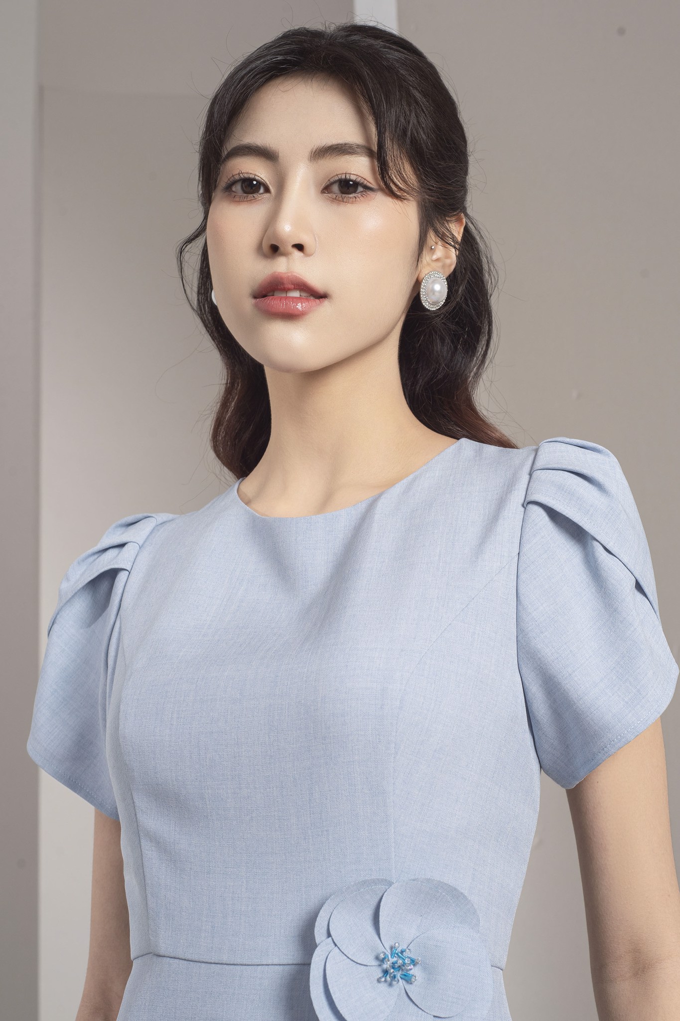 Đầm dáng ôm, tà bong đính hoa TT