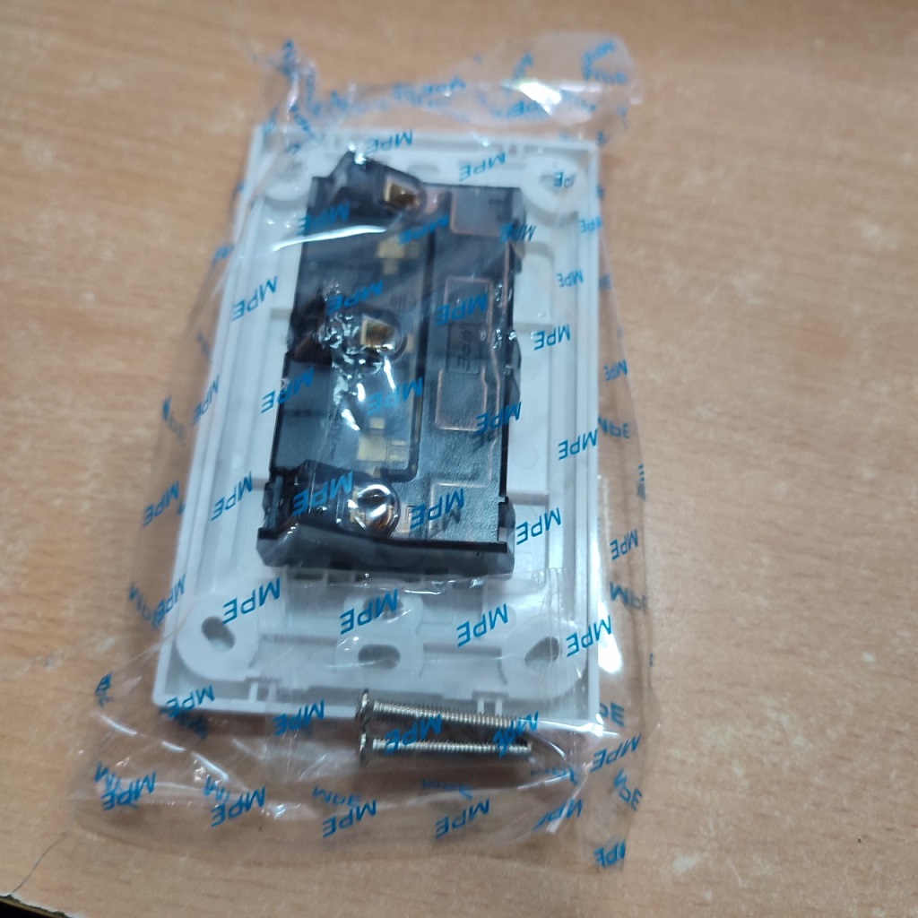 Ổ cắm đôi 3 chấu đa năng MPE model A20UESM2N