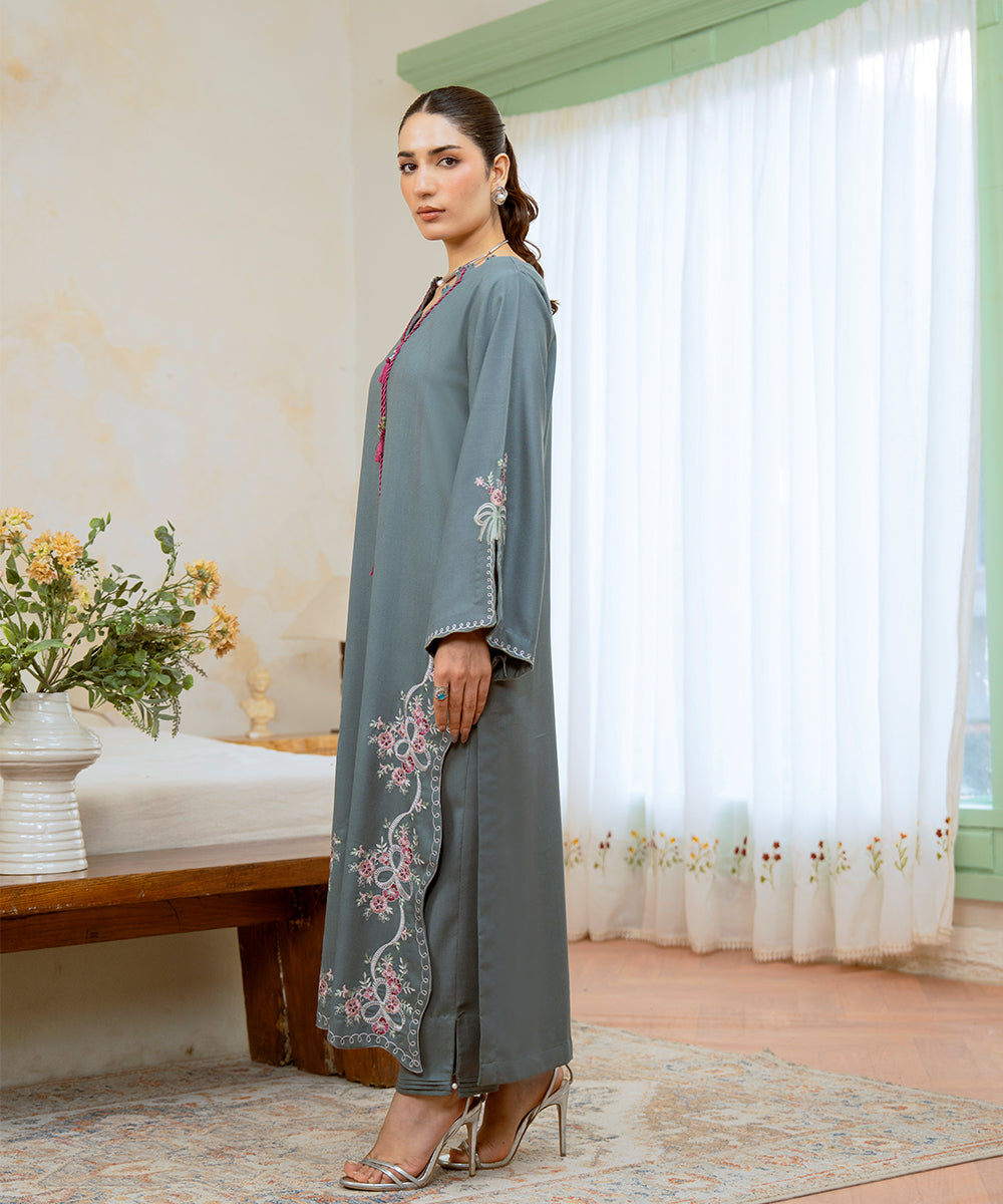Kross%20Kulture%20-%202PC%20-%20Embroidered%20Dhanak%20Suit%20For%20Women%20-%20Image%202