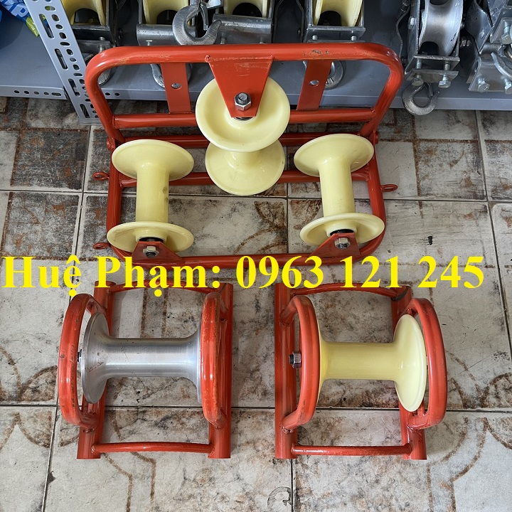 Con lăn kéo dây cáp điện vuông góc