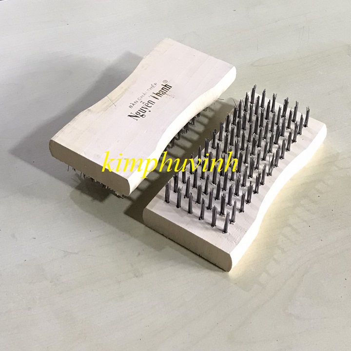 01 cái - bàn chải sắt cán cây - bàn chải đánh rỉ